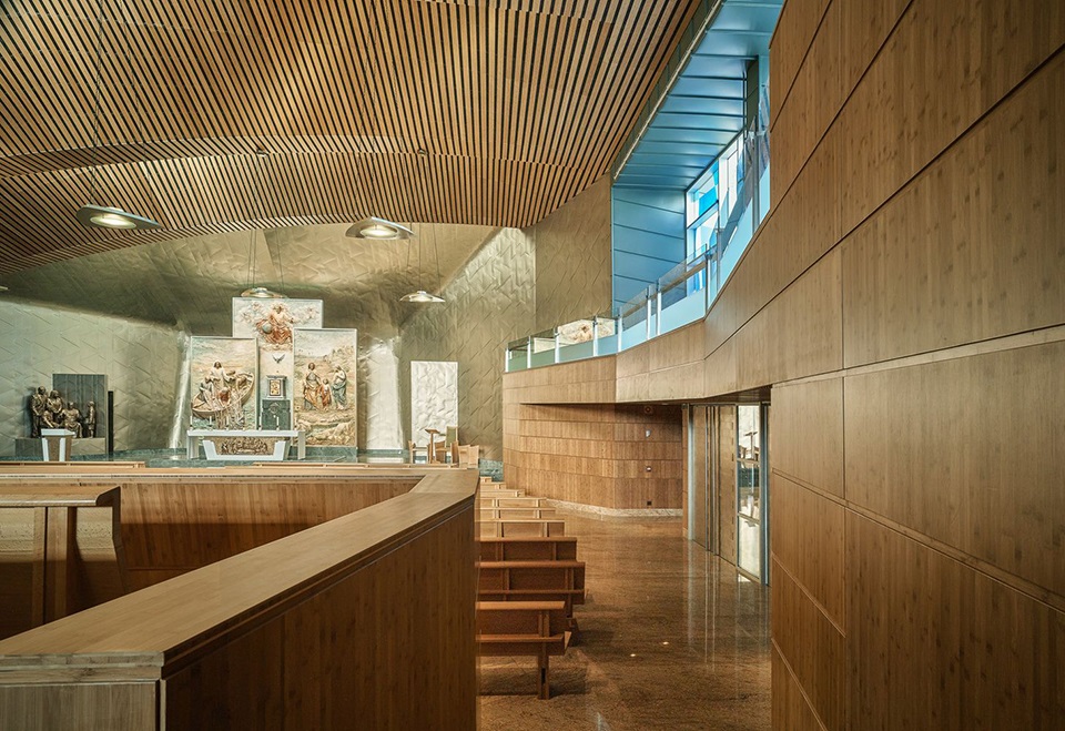 Ampliación del Colegio Retamar de Madrid, diseño de Hermoso&Heimannsfeld arquitectos, techo curvo de bambú, revestimientos de pared, puertas, techo acústico y pavimento de bambú, ejecutado por Grupo Gubia.