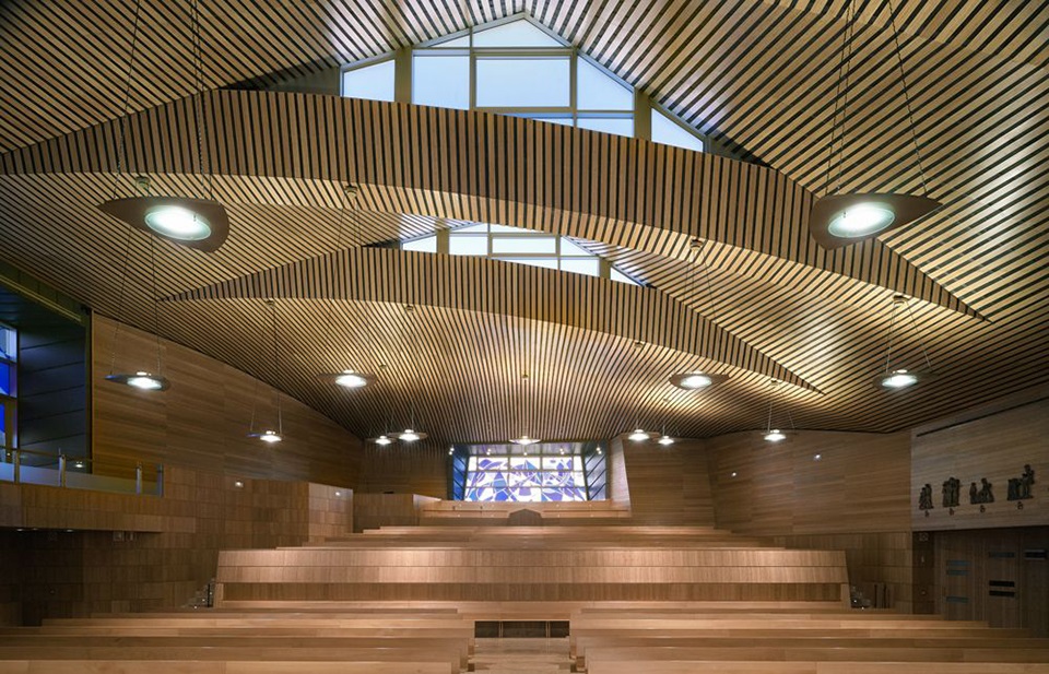 Ampliación del Colegio Retamar de Madrid, diseño de Hermoso&Heimannsfeld arquitectos, techo curvo de bambú, revestimientos de pared, puertas, techo acústico y pavimento de bambú, ejecutado por Grupo Gubia.