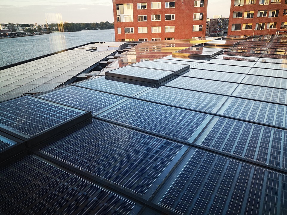 paneles solares hotel jakarta